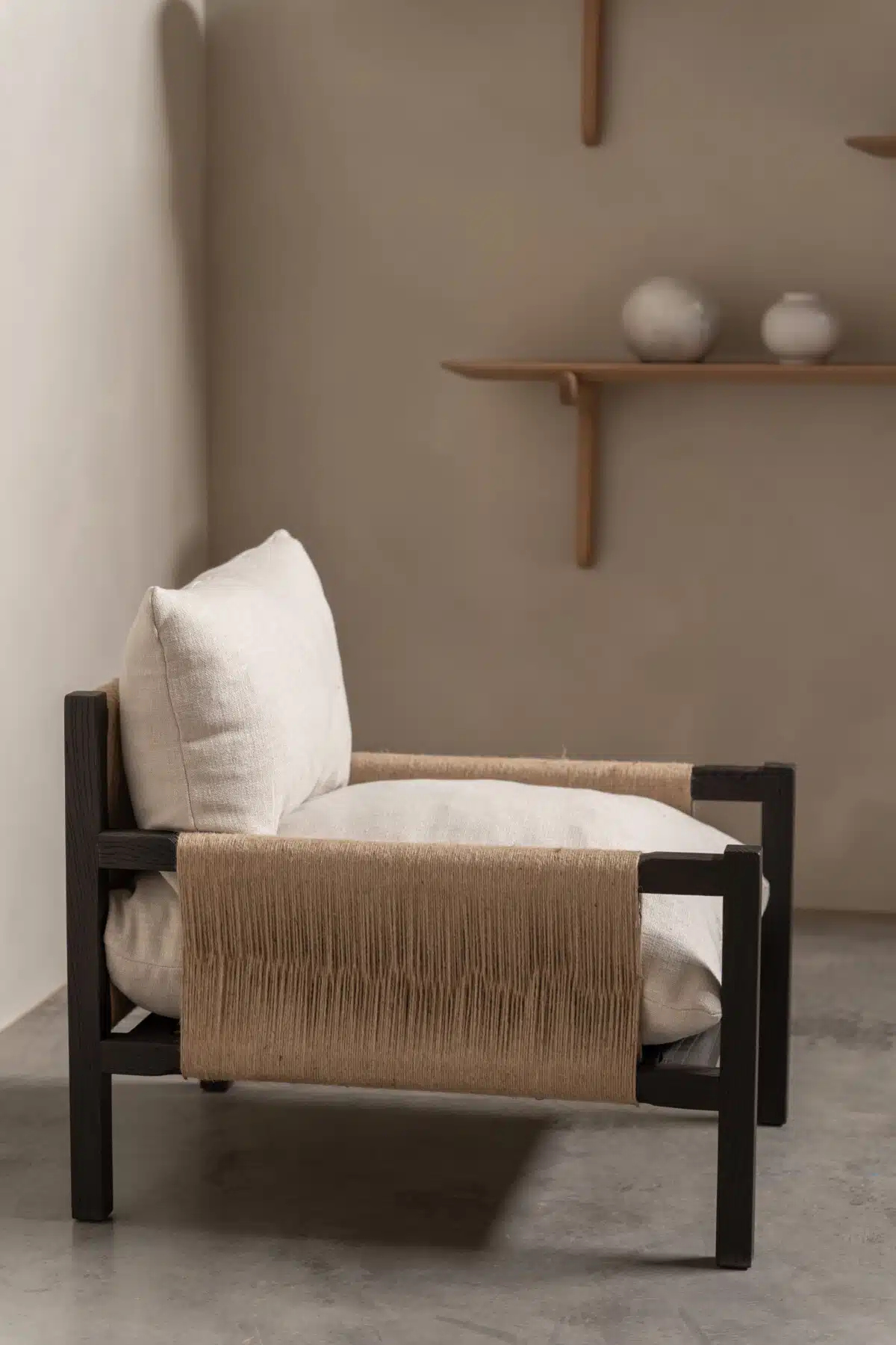 LIDWIN lounge chair by Fontein & Bova — dark walnut frame, woven twine sides, and plush Belgian linen cushions in a minimalis
