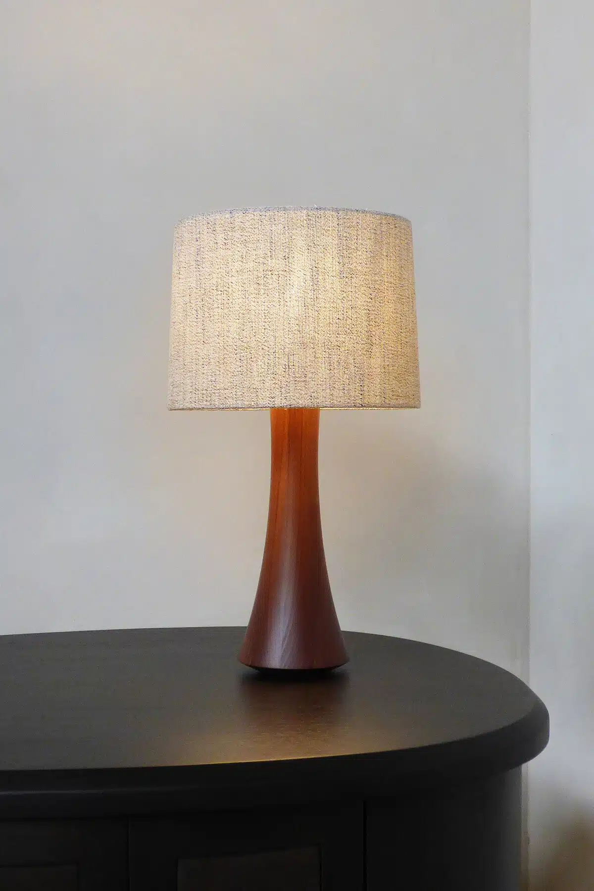 OSCAR – NO. 1 handcrafted Belgian table lamp with hourglass walnut base and textured linen drum shade by Fontein & Bova