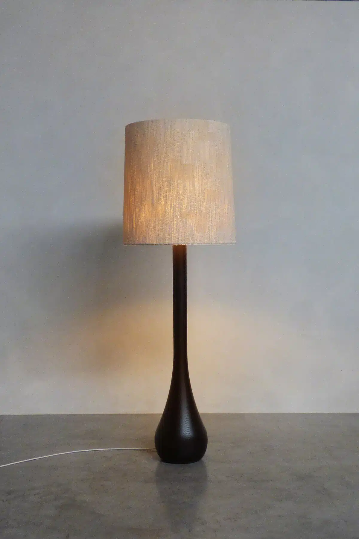 RENÉE No. 3 – Handcrafted Belgian floor lamp with dark turned wood base and cylindrical linen shade by Fontein & Bova